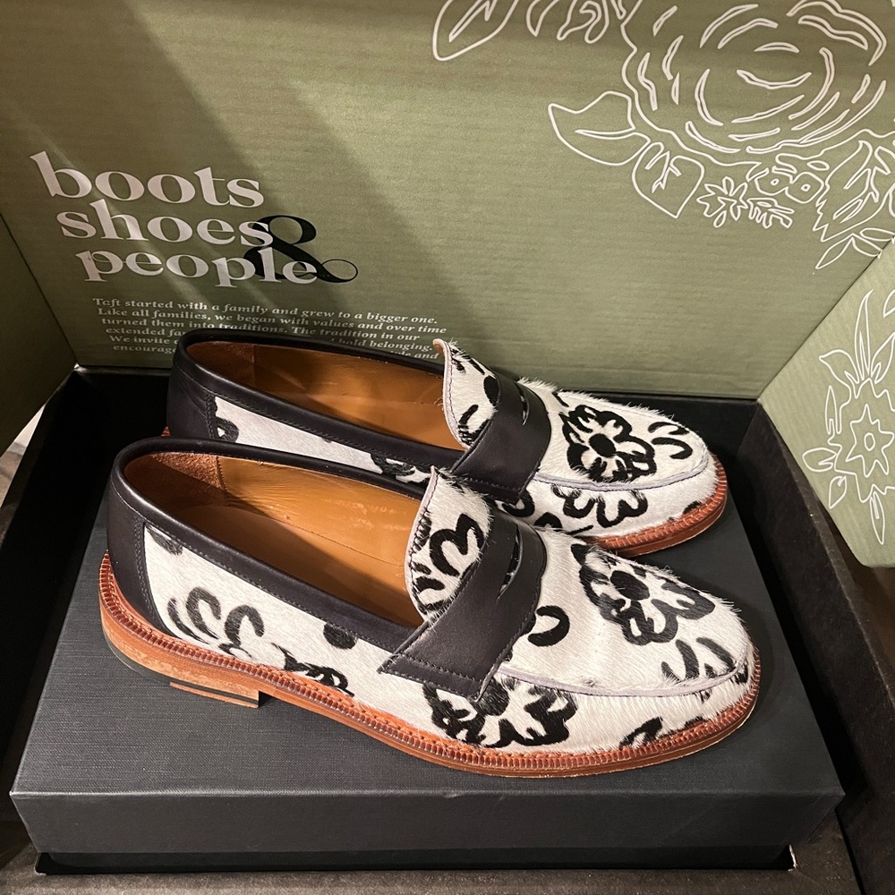 Worn once Taft Fitz loafer Cow skin Flower loafers. Size 42/9.0-9.5 men’s